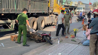 Tin giao thông đến sáng 17/2: Người phụ nữ bị xe tải cán tử vong; Xế hộp lao lên dải phân cách lật nghiêng giữa đường