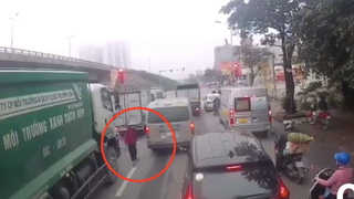 Người phụ nữ thoát chết khó tin khi bị xe rác cuốn vào gầm