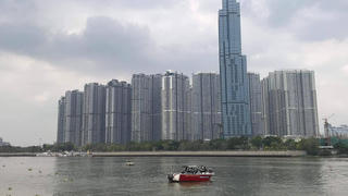 Nam thanh niên để lại xe máy nhảy cầu Sài Gòn tự tử