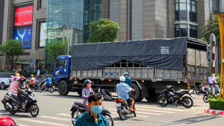 Tin giao thông tới sáng 24/2: Va chạm với xe khách trên cao tốc, người đàn ông đi bộ tử vong; Người phụ nữ thiệt mạng khi tông xe tải