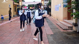 Giáo viên, phụ huynh nói gì khi học sinh Hà Nội vẫn học trực tiếp?