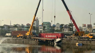 Tin giao thông đến sáng 27/6: Ô tô lao vào cửa hàng quần áo; xe container mất lái lao xuống hồ ở Hà Nội
