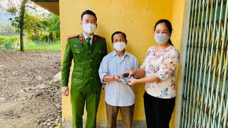 Người cha nghèo xúc động nhận lại tiền bị đánh rơi