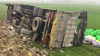 Tin giao thông đến sáng 19/3: Tài xế ngủ gật, xe tải lật nghiêng; 2 vụ va chạm cùng thời điểm, 3 người tử vong