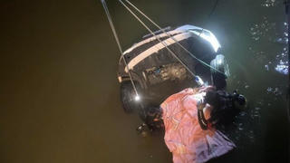 Tin giao thông đến sáng 23/3: Ô tô rơi xuống sông, 1 người thiệt mạng; Đi mua đồ ăn, cụ bà bị xe tải tông tử vong