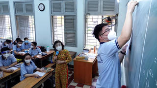 'Mạnh tay' chi tiền tỷ thu hút giáo sư về dạy trường THPT chuyên của tỉnh