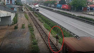 Tin giao thông đến sáng 26/3: Xe đạp điện lao xuống mương, 3 nữ sinh tử vong; Người đàn ông tử vong khi đứng gần đường ray nghe điện thoại