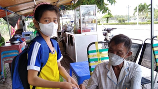 Đi bán vé số, nữ sinh nhặt được 10 triệu đồng liền tìm người trả lại