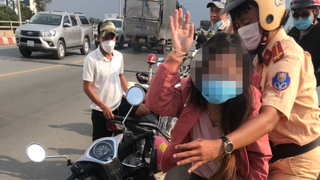 CSGT cứu người phụ nữ la hét định nhảy cầu tự tử