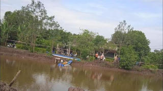 Bàng hoàng phát hiện vợ, con và cháu tử vong sau nhà