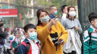 'Dở khóc dở cười' học sinh tiểu học Hà Nội ngày đầu trở lại trường