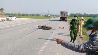 Tin giao thông đến sáng 6/4: Xe tải lao sang đường tông người đàn ông đi xe máy; Nam thanh niên bị tàu hoả tông khi nằm trên đường ray