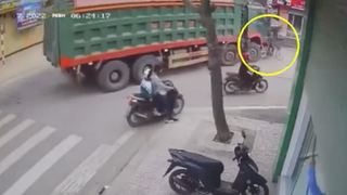 Đi vào điểm mù xe ben, cụ ông bị cuốn vào gầm