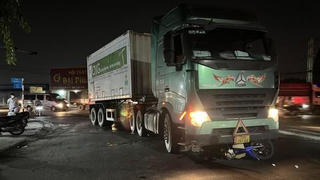 Tin giao thông đến sáng 12/4: Liên tiếp container cuốn xe máy vào gầm, 1 người tử vong, 1 người nguy kịch