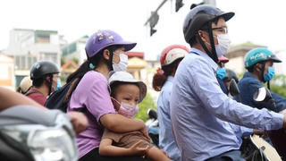 Giao thông Hà Nội ùn ứ ngày đầu trẻ mầm non tới trường