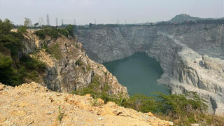 Bay flycam, kéo dây đưa thi thể người đàn ông khỏi vực sâu 100m