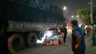 Tin giao thông đến sáng 17/4: Vợ đến hiện trường vụ tai nạn ôm thi thể chồng con khóc ngất; Nâng container cứu người đàn ông kẹt dưới gầm