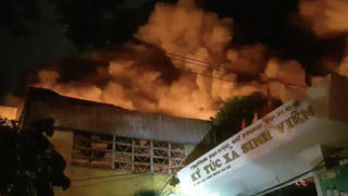 Kho hàng cạnh ký túc xá bị cháy, di tản hàng trăm sinh viên