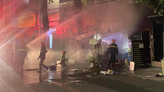 Cháy tiệm tạp hoá lúc rạng sáng, kịp thời cứu 2 người 