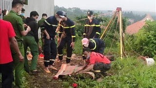 Đưa con gái đi đẻ, mẹ bị rơi xuống giếng tử vong