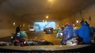 Tin giao thông đến sáng 20/4: Camera minh oan cho tài xế giúp người gặp nạn; Hành động vô cảm của lái xe khi tông cụ ông lúc nửa đêm