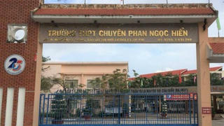 Xôn xao việc Hiệu phó bắt học sinh ăn thức ăn đã quăng vào thùng rác