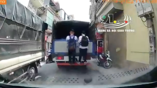 Tin giao thông đến sáng 21/4: Va chạm với xe khách, người phụ nữ tử vong; Bài học nhớ đời cho nam sinh đu bám thùng xe tải