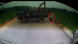 Tin giao thông đến sáng 26/4: Xe múc rơi xuống kênh, 2 người mất tích; Người phụ nữ nhanh chân nhảy xuống ruộng tránh xe tải lùi trúng