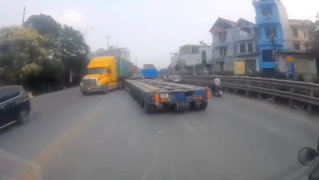 Tin giao thông đến sáng 28/4: Thót tim xe container đang đi bất ngờ thân rời đầu; Nữ công nhân xấu số bị xe tông tử vong