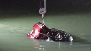 Ô tô lao xuống kênh, 2 người thoát nạn, tài xế tử vong