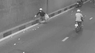 Tin giao thông đến sáng 8/5: Hãi hùng thanh sắt dài đâm thẳng vào xe buýt; Tiền bay khắp đường và hành động cảm động của người dân