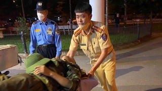 Tin giao thông đến sáng 11/5: Thượng uý CSGT dùng xe chuyên dụng đưa người bị nạn đi cấp cứu; Va chạm với xe đầu kéo, 2 anh em tử vong