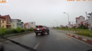 Tin giao thông đến sáng 16/5: Toyota Fortuner xi nhan trái rồi rẽ phải khiến xe phía sau vạ lây; Quái xế 'quậy tưng bừng' ở quận 12