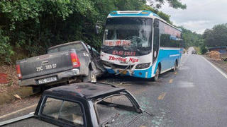 Tin giao thông đến sáng 23/5: Tông đuôi container, người đàn ông tử vong; Xe bán tải va chạm với xe khách, 5 người bị thương