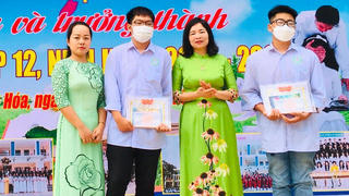 Hai nam sinh trả lại 50 triệu đồng nhặt được