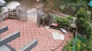 Tin giao thông đến sáng 28/5: Bị cuốn vào gầm ô tô, người phụ nữ tử vong; Lở đá kinh hoàng, người đi xe máy thoát nạn trong gang tấc