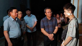 Nhờ đâu nam thanh niên thoát chết trong vụ xe tải chở đất lật đè bẹp dí xe con?