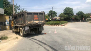 Va chạm với xe tải, con tử vong, mẹ bị thương