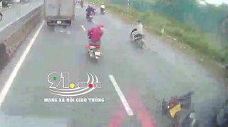 Tin giao thông đến sáng 17/6: Ô tô lật ngửa sau khi đâm vào trạm thu phí; Xe chở cát tông 2 người tử vong