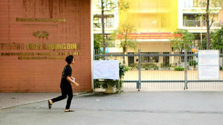 Nhiều học sinh hớt hải vì quên đồ dùng, đến điểm thi muộn