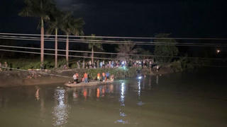 Xin gia đình ra cầu hóng mát, 2 bé trai tử vong thương tâm