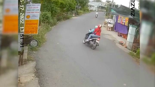 Tin giao thông đến sáng 20/6: Ôm cua 'gắt' đôi nam nữ lao xuống vệ đường; Nam thanh niên đi xe máy tông thẳng vào xe tải đang quay đầu