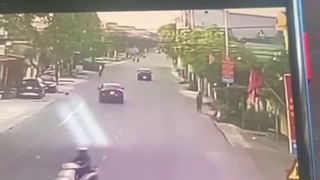 Tin giao thông đến sáng 26/6: Thót tim xe 'điên' gây náo loạn đường phố; Nữ 'ninja' bẻ lái trước đầu xe ô tô để... tránh nắng?