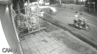 Hai thiếu niên giật điện thoại của bé gái 10 tuổi