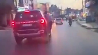 Tin giao thông đến sáng 30/6: Chở quá tải bị phạt 78 triệu đồng; Thanh niên 'treo mạng sống' ngoài cánh cửa ô tô đang phóng nhanh trên đường