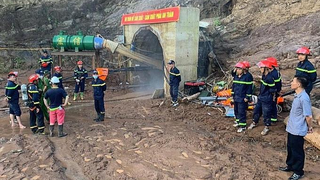Xuyên đêm tìm kiếm công nhân bị nước lũ cuốn vào hầm thuỷ điện