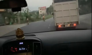 Tài xế xe tải tạt đầu, không nhường xe cứu thương