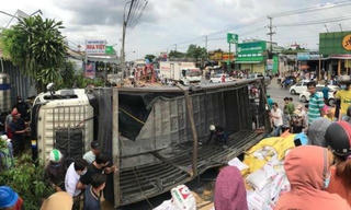 Lật xe chở cám, cô gái trẻ tử vong thương tâm