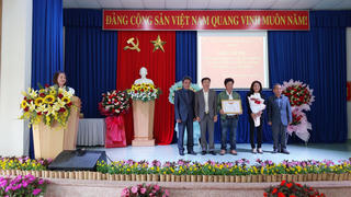 Biểu dương hộ dân tự nguyện đóng góp 300 triệu làm đường 