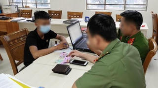 Bắt quả tang 2 đối tượng phát tờ rơi khiêu dâm 